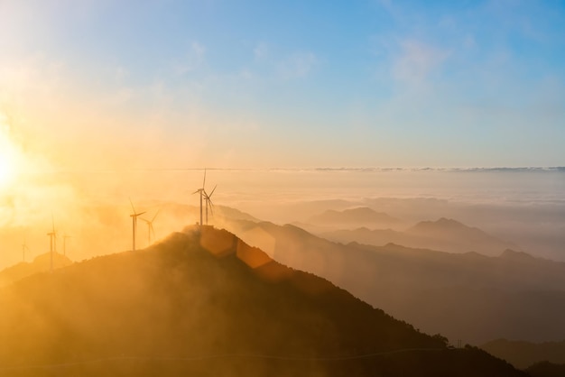 Turbinas de viento al amanecer en la cima de la montaña jiugong provincia de hubeiChina