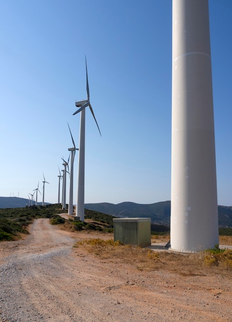 Turbinas de viento blancas contra el cielo azul en la isla griega de Evia en Grecia