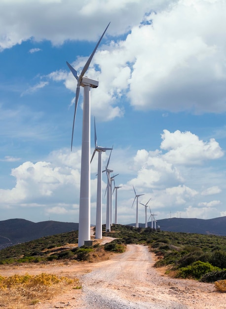 Turbinas de viento blancas contra el cielo azul en la isla griega de Evia en Grecia
