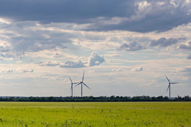 Turbinas de viento en un campo con un cielo nublado