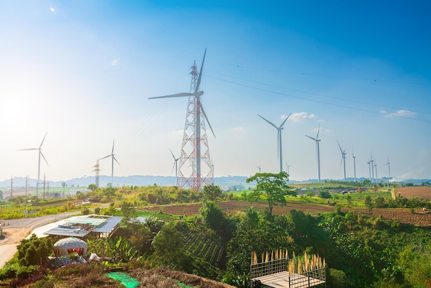Turbinas de viento en la colina en el parque khao kho Tailandia Energía limpia energía ecológica Energía verde