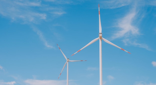 Turbinas de viento contra un cielo azul