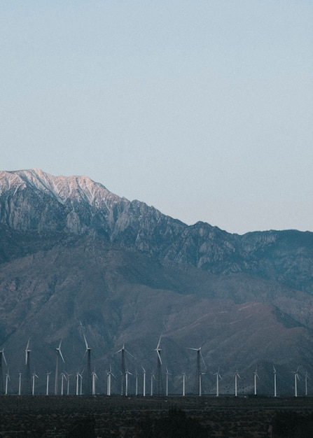 Turbinas de viento en el desierto de Palm Springs, EE.