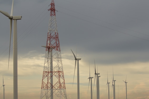 Turbinas de viento con líneas eléctricas en un día nublado