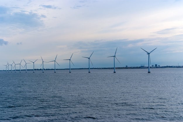 Turbinas de viento en el mar en Copenhague, Dinamarca. Parque eólico marino para la producción de energías renovables, sostenibles y alternativas. Economía verde. Ecología y medio ambiente. Energía ecológica.