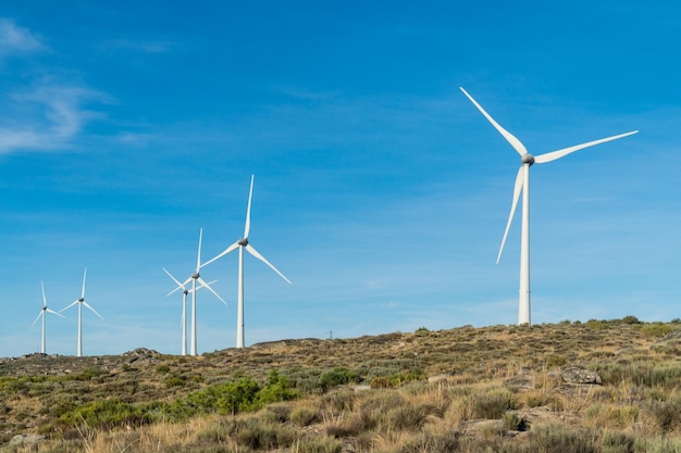 Turbinas de viento en montañas rocosas en Portugal