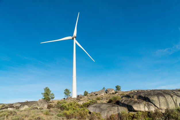 Foto turbinas de viento en montañas rocosas en portugal