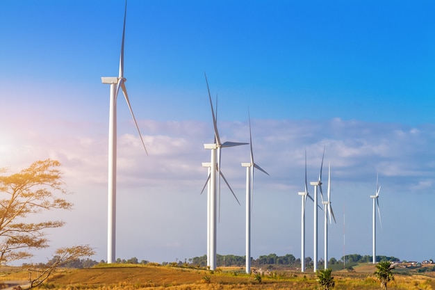 turbinas de viento en el parque de khao kho, Tailandia.