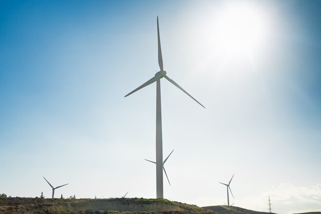 Turbinas de viento que generan electricidad con cielo azul - concepto de conservación de energía.