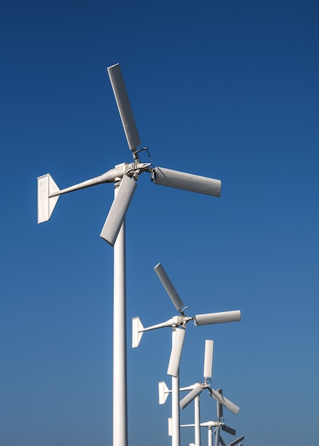 Turbinas de viento utilizadas para generar electricidad en el cielo azul, Tailandia