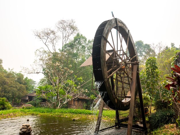 Turbine aus Holz Rotierendes Wasser im Chae Son National Park, einem Nationalpark im Bezirk Mueang Pan Lampang Thailand