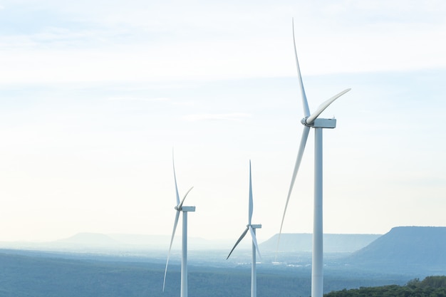 Turbine Green Energy Electricity, molino de viento para la producción de energía eléctrica, turbinas eólicas que generan electricidad en la montaña, concepto de energía limpia.