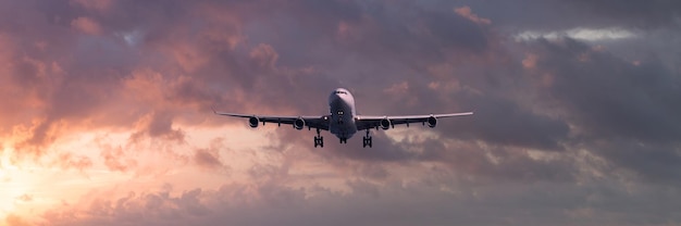 Turbojet-Verkehrsflugzeug landet bei Sonnenuntergang