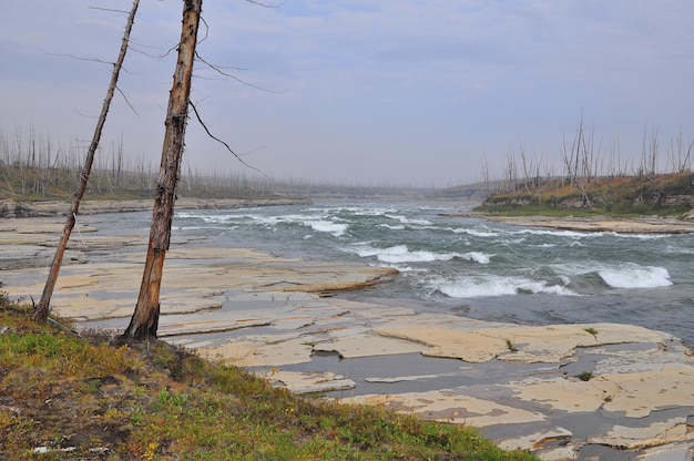 Turbulente Stromschnellen auf dem Fluss