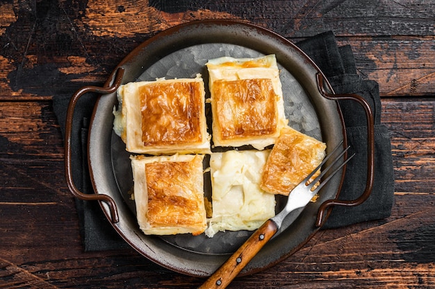 Turco Su Boregi Tabla borek o Adana Borek con queso Fondo de madera Vista superior