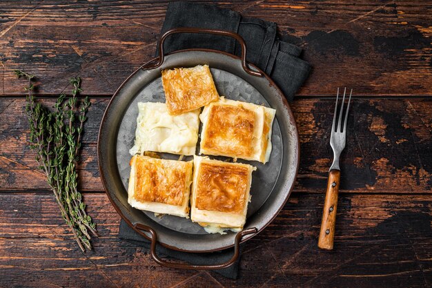 Turco Su Boregi Tabla borek o Adana Borek con queso Fondo de madera Vista superior