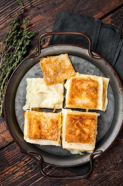 Turco Su Boregi Tabla borek ou Adana Borek com queijo Fundo de madeira Vista superior