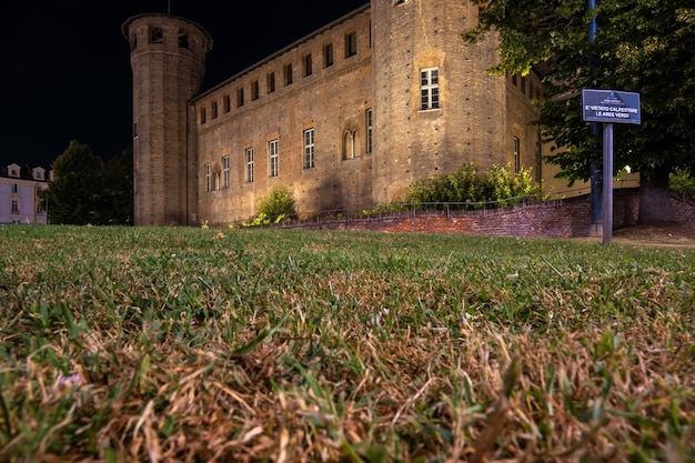 TURIM ITÁLIA 21 de agosto de 2021 Castle Piazza Castello vista à noite nas ruas de Turim