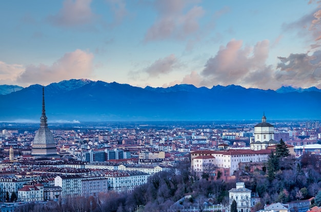 Turim, Itália - cerca de agosto de 2020: vista panorâmica com horizonte ao pôr do sol. Montanhas maravilhosas dos Alpes no fundo.