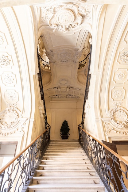 Turim, Itália - Por volta de agosto de 2021: escada de mármore em palácio histórico com interior de luxo - Savoia Royal Palace