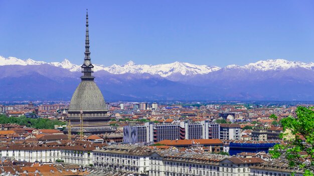 Turim, Torino, panorama aéreo do horizonte de timelapse com Mole Antonelliana, Monte dei Cappuccini e os Alpes ao fundo. Itália, Piemonte, Turim.