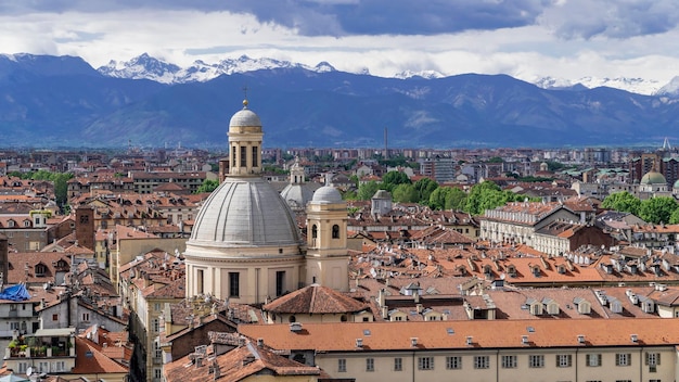 Turim, Torino, panorama aéreo do horizonte de timelapse com os Alpes ao fundo. Itália, Piemonte, Turim.