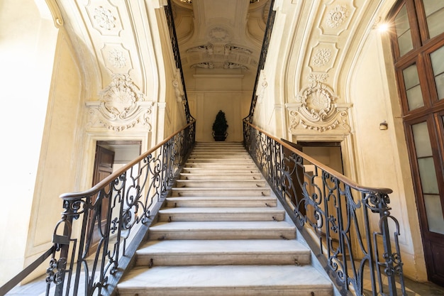 Turín Italia Alrededor de agosto de 2021 escalera de mármol en un palacio histórico con interiores de lujo Palacio Real de Savoia