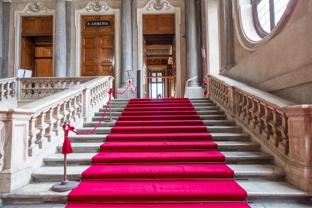 Turín Italia Alrededor de enero de 2022 alfombra roja en la lujosa y elegante escalera de mármol del Palacio Real