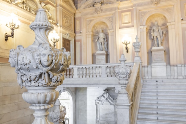 Foto turín italia alrededor de enero de 2022 entrada al palacio real lujosa y elegante escalera de mármol