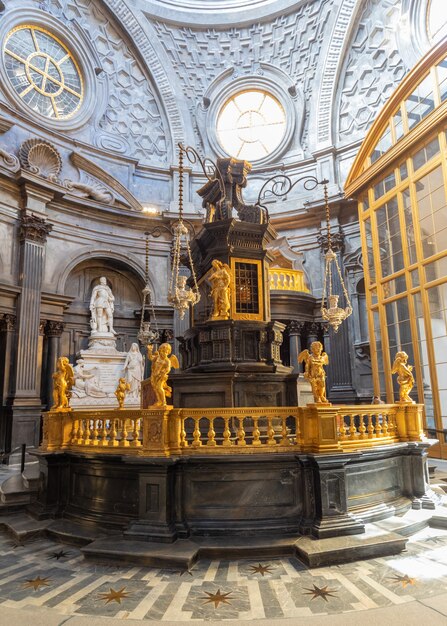 Foto turín, italia - circa agosto de 2021: la capilla de la sábana santa, 1694 por guarini. uno de los lugares sagrados más importantes para la religión cristiana.