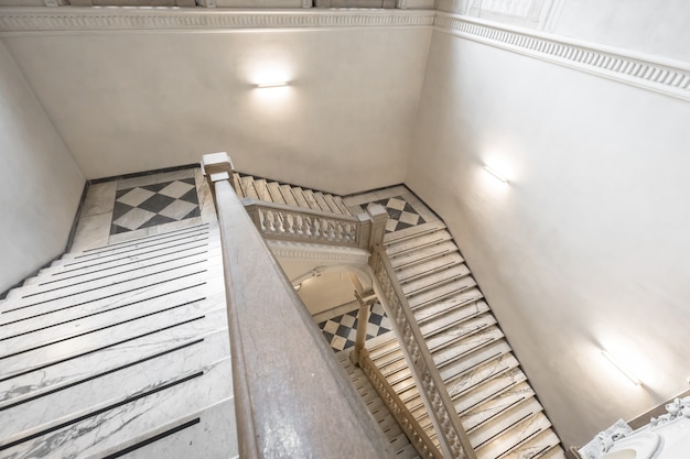 Turín, Italia - Circa mayo de 2021: escalera de lujo de mármol en un antiguo palacio italiano
