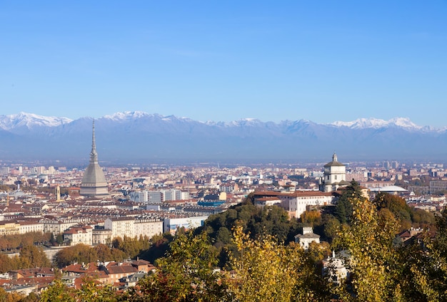 Turín, Italia - Circa noviembre de 2021: panorama con Alpes y Mole Antonelliana. Horizonte del símbolo de la región de Piamonte withi Monte dei Cappuccini - Colina de Cappuccini. Luz del amanecer.