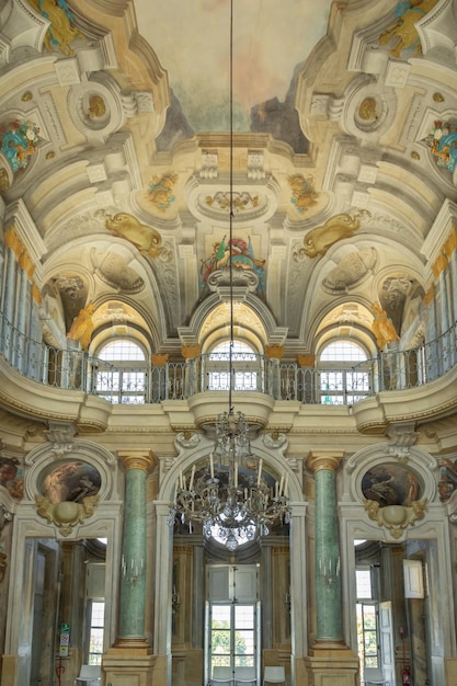 Turín Italia Interior de lujo barroco con mármol del Palacio de la Reina Villa della Regina