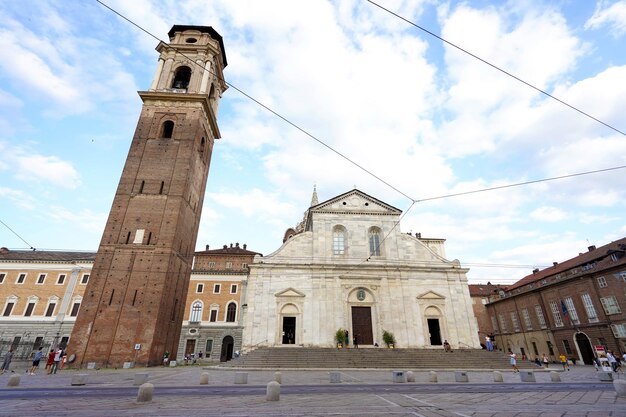 TURIN, ITALIEN - 18. AUGUST 2021: Kathedrale des Heiligen Johannes des Täufers mit Glockenturm in Turin, Italien