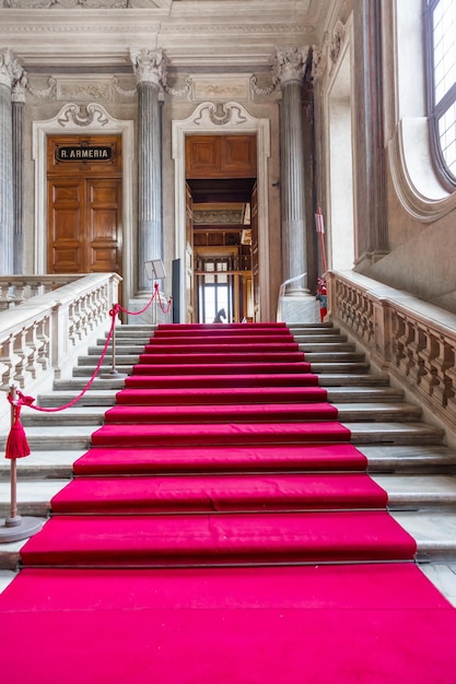 Turin Italien ca. Januar 2022 roter Teppich im Königspalast luxuriöse elegante Marmortreppe