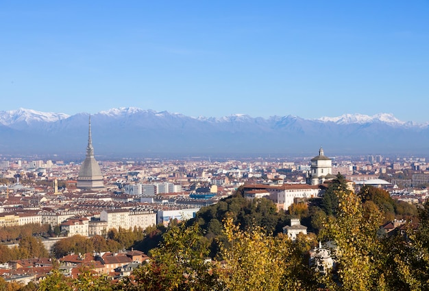 Turin, Italien - ca. November 2021: Panorama mit Alpen und Mole Antonelliana. Skyline des Symbols der Region Piemont mit dem Monte dei Cappuccini - Cappuccini-Hügel. Sonnenaufgang Licht.