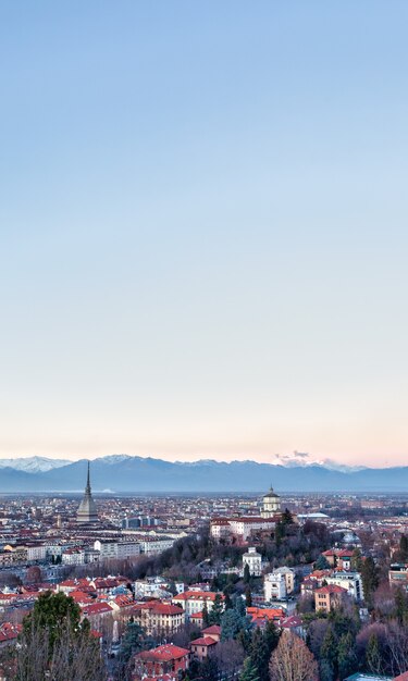 Foto turin, italien - circa august 2020: panoramablick mit skyline bei sonnenuntergang. wunderbare alpenberge im hintergrund.