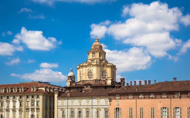 TURIN, ITALIEN - CIRCA AUGUST 2020: Perspektive auf die elegante und barocke Sankt-Laurentius-Kirche in Turin. Erstaunliches natürliches Licht mit blauem Himmel.