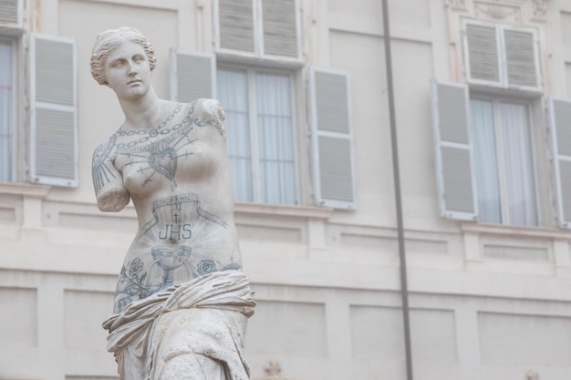 Turin Italien Venus de Milo mit Tätowierungen von Fabio Viale Weißer Marmor und farbiger Tinte