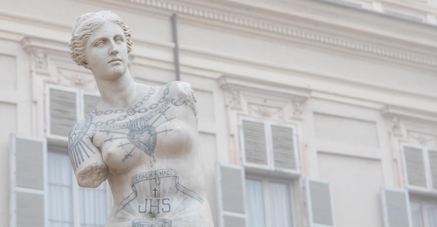 Turin Italien Venus de Milo mit Tätowierungen von Fabio Viale Weißer Marmor und farbiger Tinte