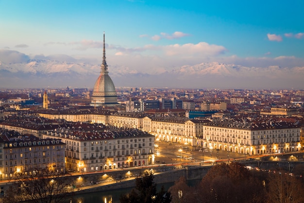 Turin, Region Piemont, Italien. Panorama vom Monte dei Cappuccini (Cappuccini's Hill) bei Sonnenuntergang mit Alpenbergen und Mole Antonelliana-Denkmal.