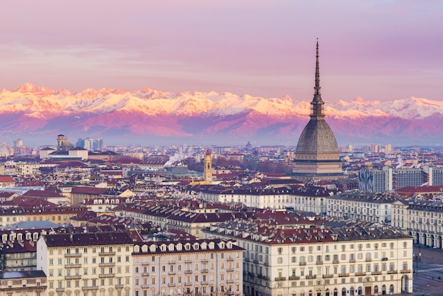 Turin (Turin, Italien): Stadtbild bei Sonnenaufgang mit Details der Mole Antonelliana
