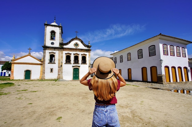 Turismo en Brasil joven visitando la ciudad histórica de Paraty, Sitio del Patrimonio Mundial de la UNESCO Río de Janeiro, Brasil