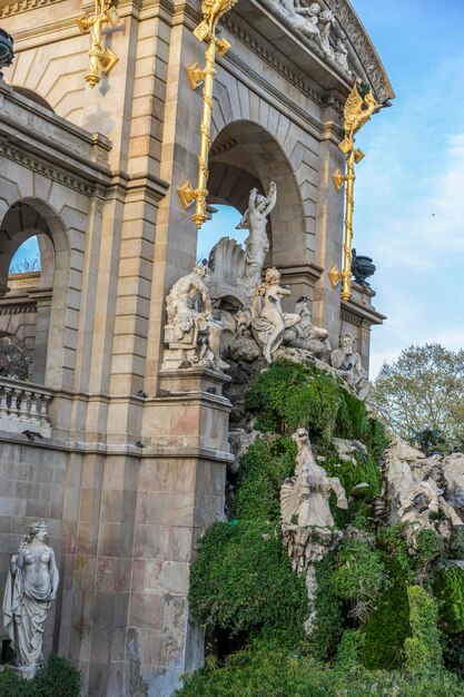 Turismo, Caballos de oro y gárgolas en el Parque de la Ciudadela, Situado en el barrio de la Ribera, el Parque de la Ciutadella es el parque más grande de Barcelona. España