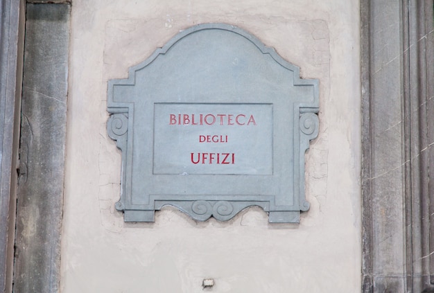 Turismo cerca de la entrada principal de la Biblioteca degli Uffizi (biblioteca de los Uffizi), Florencia, Italia.