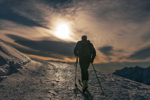 Turismo de esqui em estrada de neve nos Alpes italianos