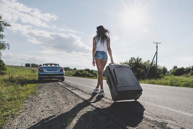 Turismo de viagens e conceito de pessoas feliz jovem emocional vai viajar de carro com duas malas enormes