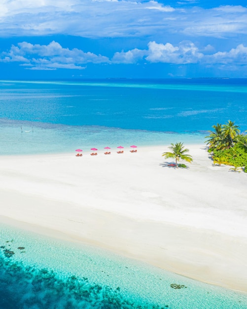 Turismo de viagens recreativas de verão. Vista aérea da paisagem com cadeiras e guarda-sóis ilha paradisíaca