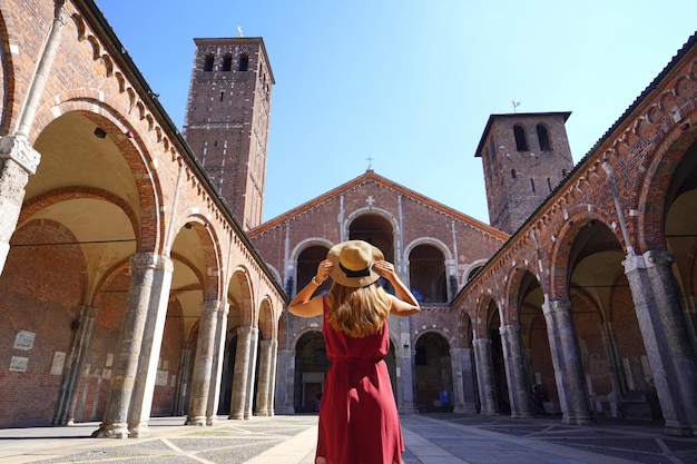 Turismo em Milão Vista traseira de turista visitando a Basílica de St Ambrose em Milão Itália