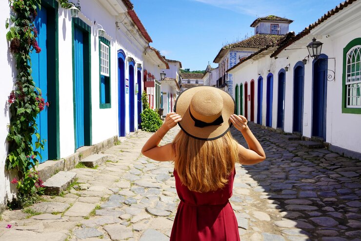 Foto turismo em paraty brasil vista de trás de uma linda garota da moda curtindo a visita à cidade histórica de paraty rio de janeiro férias de verão no brasil